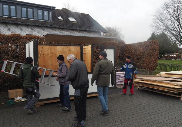 Aufbau Der Aufbau für den Huppenbroicher Weihnachtsmarkt ‘O Tannenbaum’ erfolgte nach längerer Vorplanung am Samstag vor dem...