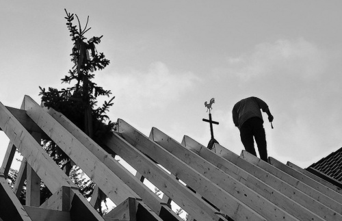 Der Dachstuhl der Huppenbroicher Sakristei ist gerichtet