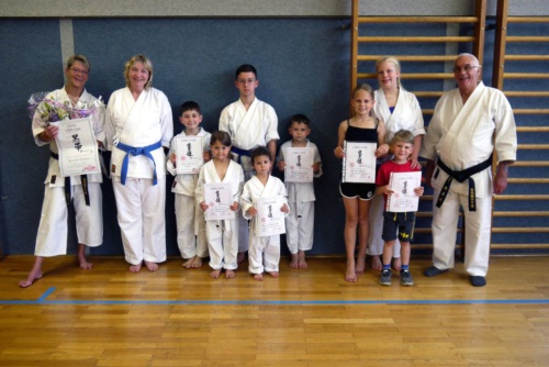 Roswitha Bündgens meistert ihre letzte Karate-Prüfung